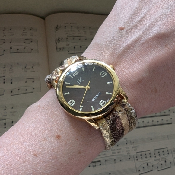 Gold and Black Quartz Watch - Picture 11 of 13
